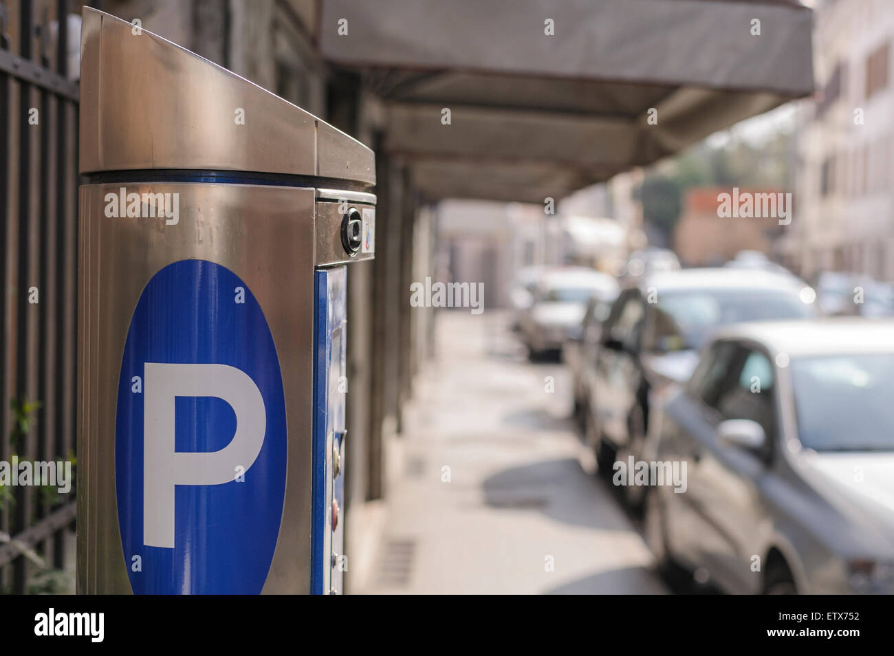 Parcheggio macchina su una strada di città Foto Stock