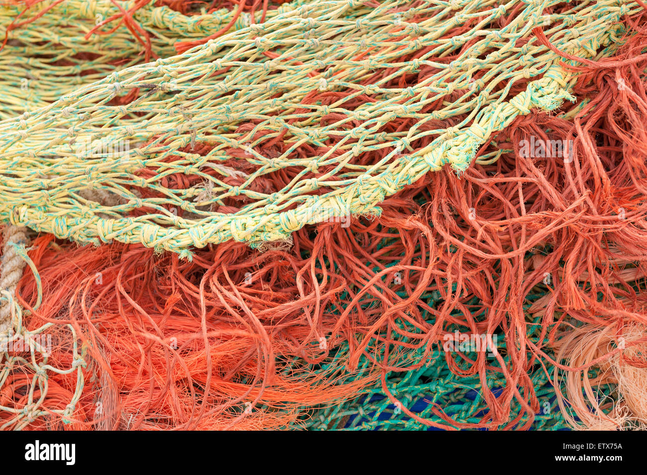 Massa di asciugare alterò la pesca con reti aventi maglie di dimensioni diverse di una miscela di vecchio e di nuovo una rete in nylon Foto Stock