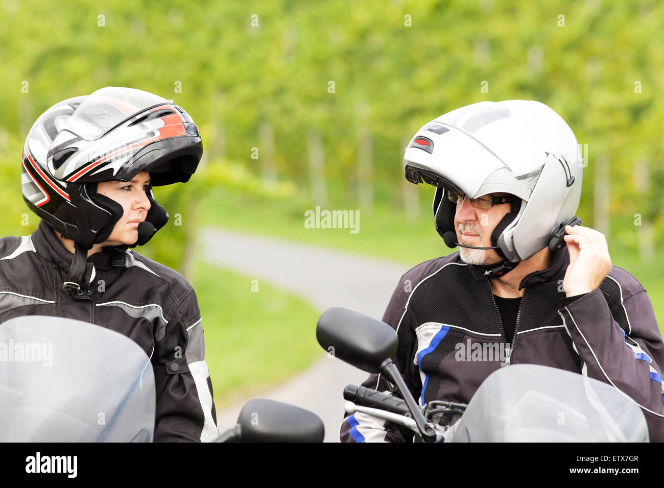 Due motociclisti con connessione wireless Foto Stock