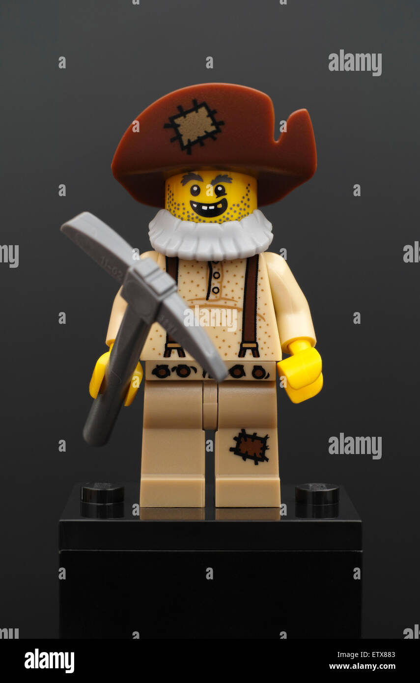 Tambov, Federazione Russa - Febbraio 05, 2015 Lego Prospector minifigure con piccone su sfondo nero. Studio shot. Foto Stock