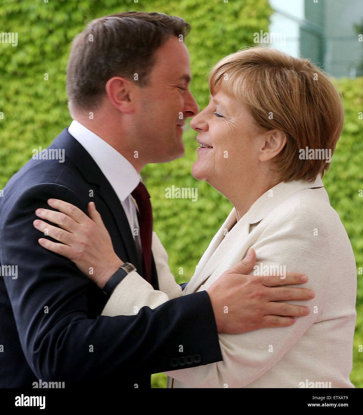 Berlino, Germania. 16 Giugno, 2015. Il cancelliere tedesco Angela Merkel riceve il primo ministro del Lussemburgo Xavier Bettel presso la cancelleria federale a Berlino, Germania, 16 giugno 2015. Foto: WOLFGANG KUMM/dpa/Alamy Live News Foto Stock