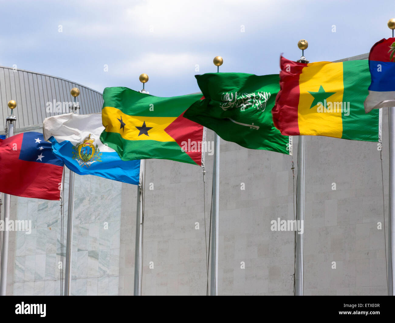 Le bandiere della nazione, il Quartier generale delle Nazioni Unite di New York Foto Stock