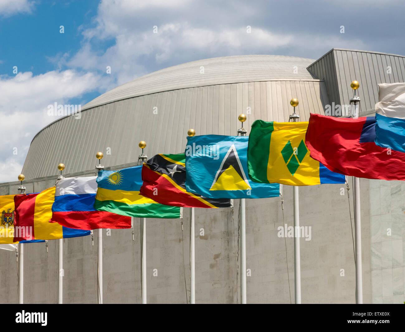 Le bandiere della nazione, il Quartier generale delle Nazioni Unite di New York Foto Stock