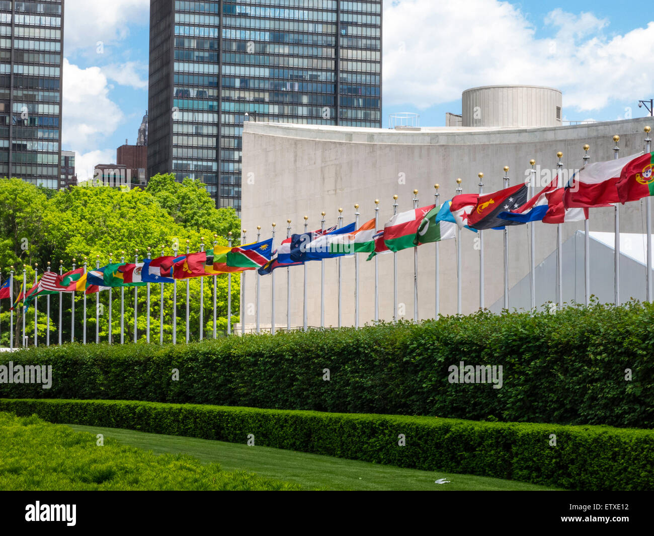 Le bandiere della nazione, il Quartier generale delle Nazioni Unite di New York Foto Stock