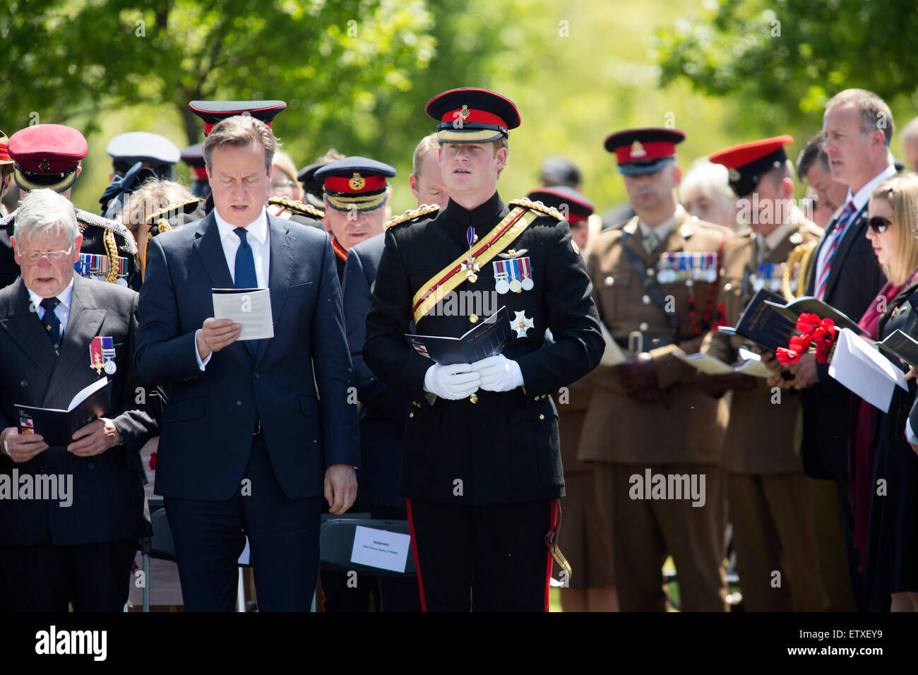 S.a.r. il principe Harry e il Primo Ministro David Cameron prendendo parte alla cerimonia di dedicazione delle mura dei bastioni alla NMA Foto Stock