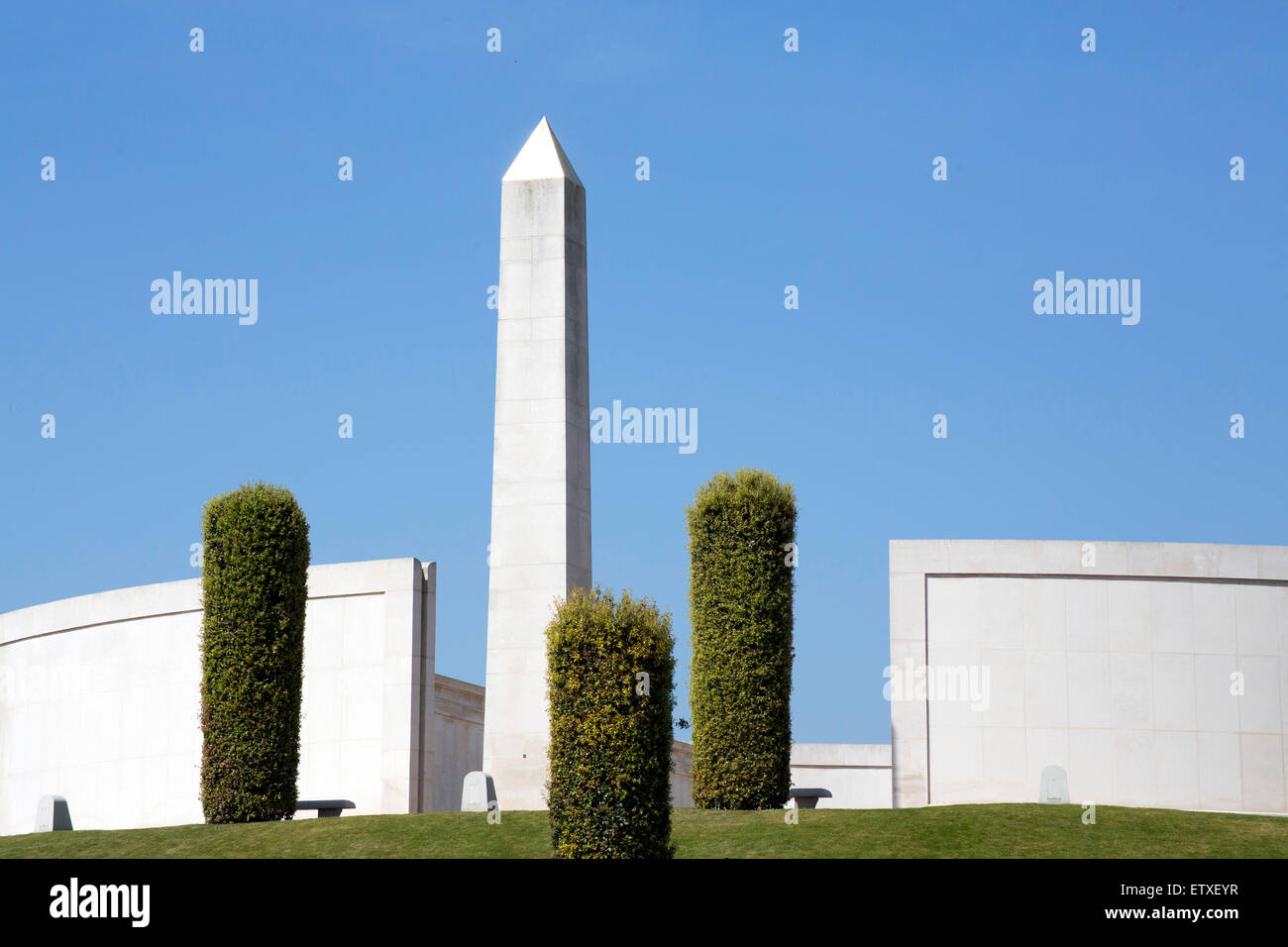 Le Forze Armate Memorial presso il National Memorial Arboretum che mostra il plinto centrale, foto scattata dalla bassa massa. Foto Stock