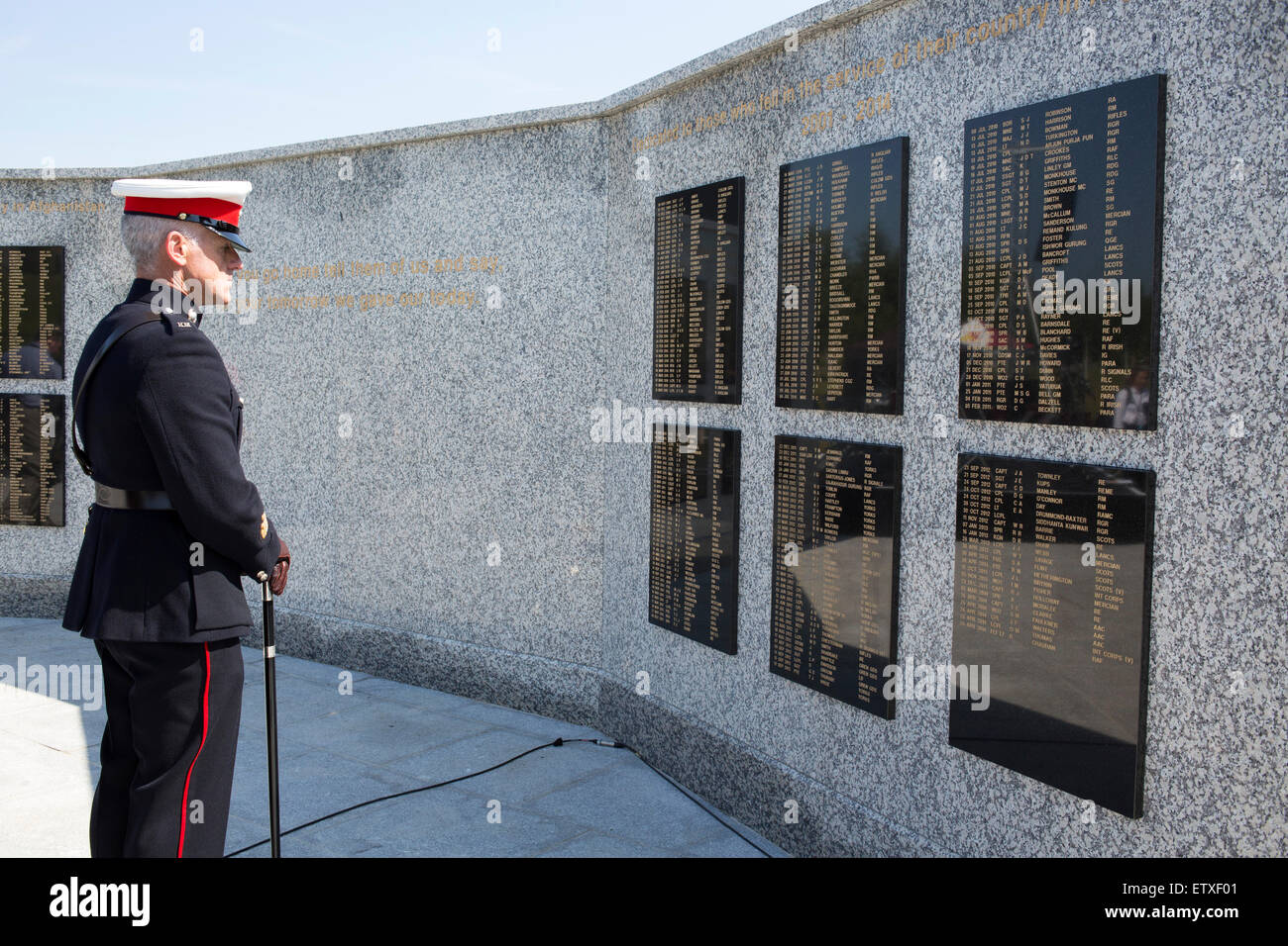 Warrant Officer Classe 1 Matthew Tomlinson CGC MC RM, 3 Commando Brigade Royal Marines nella parte anteriore della parete Bastion alla NMA Foto Stock