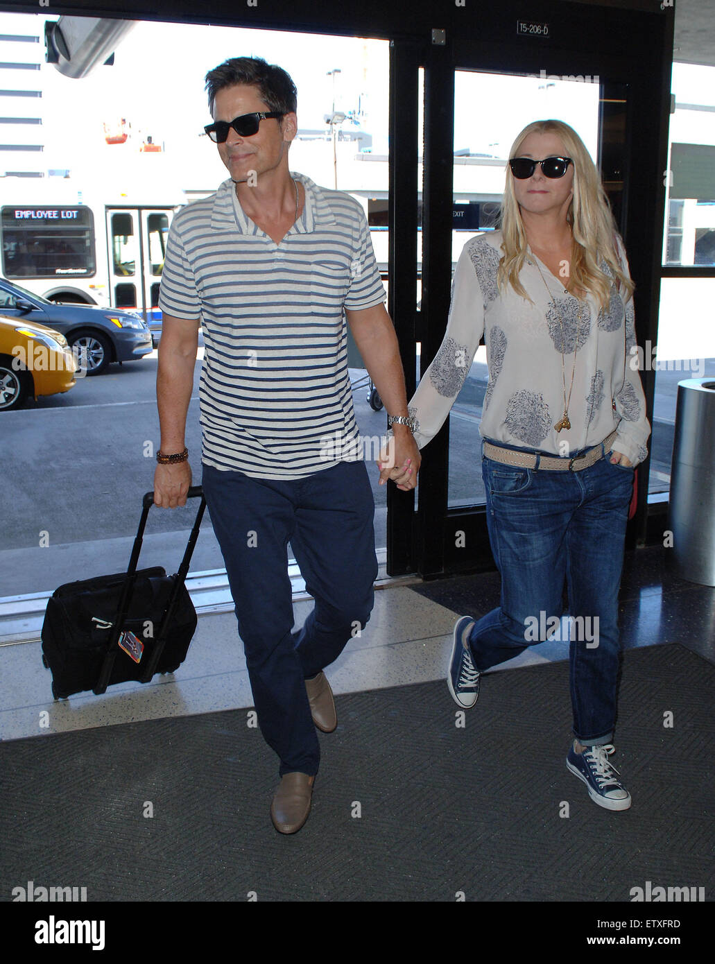 Rob Lowe tiene per mano con la moglie Sheryl Berkoff come essi arrivano all'Aeroporto Internazionale di Los Angeles (LAX) dotata di: Rob Lowe, Sheryl Berkoff dove: Los Angeles, California, Stati Uniti quando: 24 Mar 2015 C Foto Stock