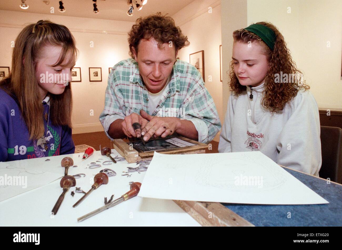 Studenti locali dalla Scuola Langbaurgh ottenere qualche esperienza in lino le tecniche di stampa con l'aiuto di Middlesbrough consiglio Artist in Residence a Middlesbrough Galleria d'arte. Artista Keith Alexander dimostra le tecniche per Michelle Randall (sinistra) e Foto Stock