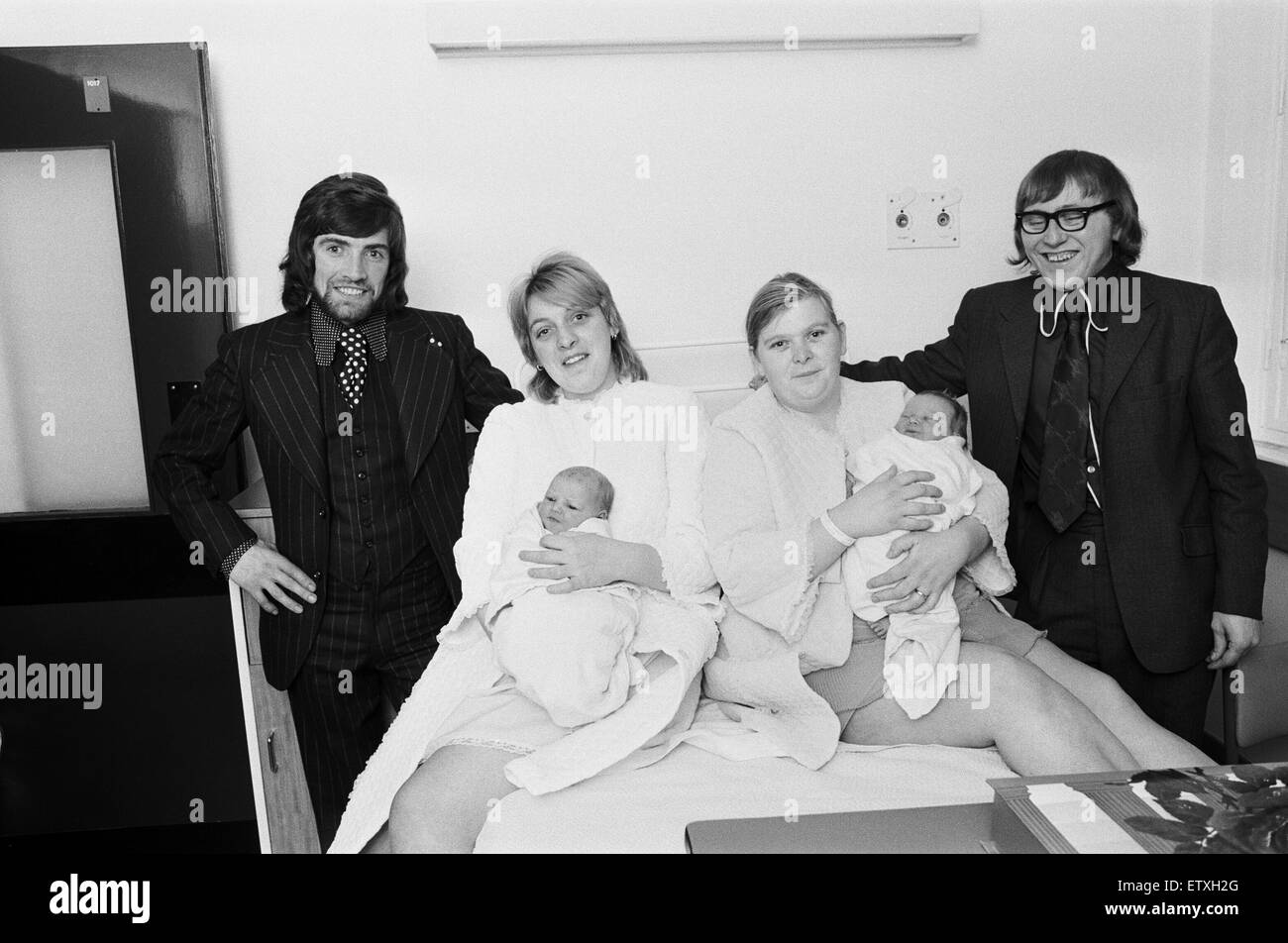 I genitori con i loro neonati che gli sono stati consegnati nel giorno di Natale presso il nuovo Cross Hospital di Birmingham. 26 Dicembre 1973 Foto Stock