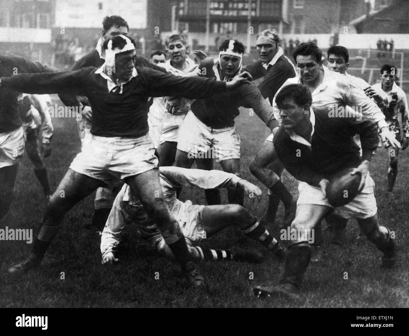 Welsh internazionale di rugby union player Bryn Meredith in azione. Circa nel 1960. Foto Stock