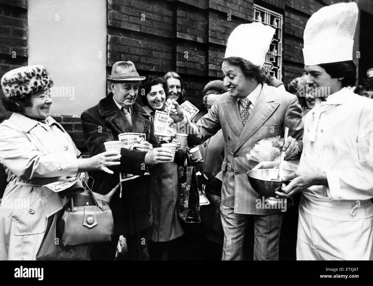 Una volta che-sure Royal Court Theatre sono tornati in vita oggi come persone clamored per acquistare i biglietti per la mostra di apertura. Ken Dodd era a portata di mano per la vendita di un biglietto per Sir Harry Livermore, Presidente della fiducia che ha combattuto per salvare il teatro. Xx ottobre 1 Foto Stock