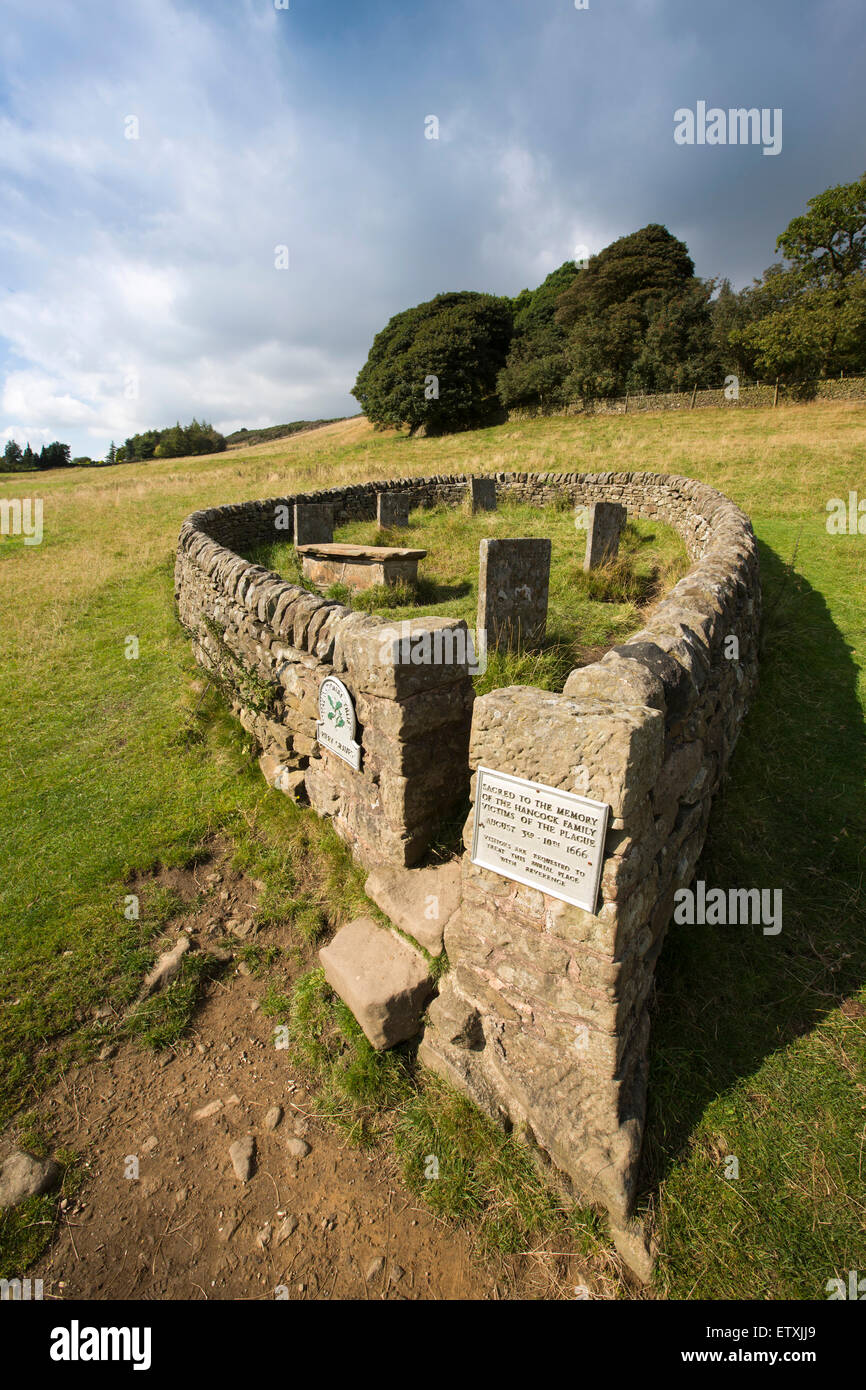 Regno Unito, Inghilterra, Derbyshire, Eyam, Riley Graves, Hancock piaga della famiglia della vittima in tombe Riley del campo Foto Stock