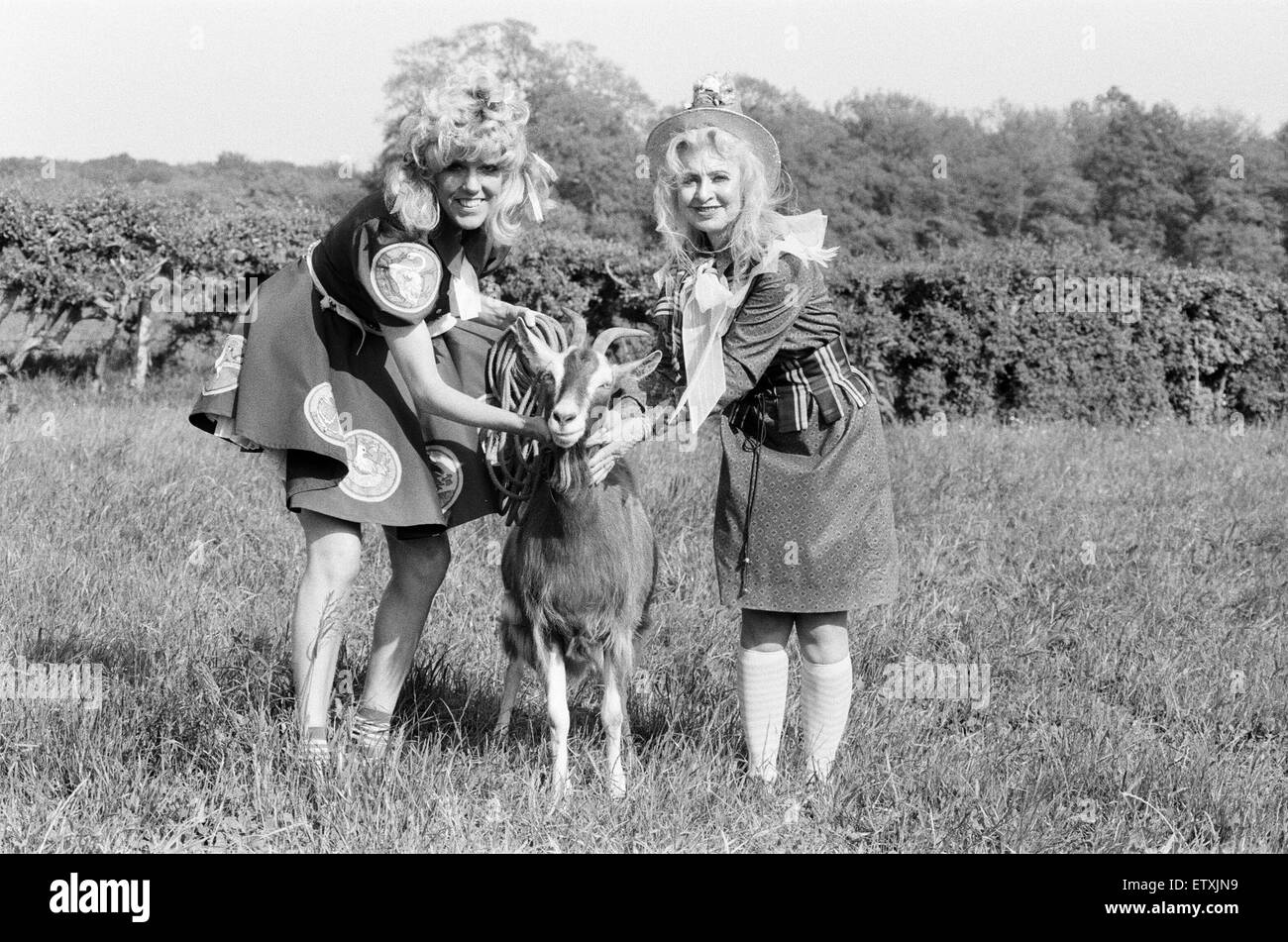 Rentaghost, BBC per bambini programma televisivo. Cast foto di filmare scene all'aperto con nuovo personaggio, Nanny la capra, Barnham, Bucks, 8 giugno 1983. Attori, Sue Nicholls, e Molly Weir. Foto Stock