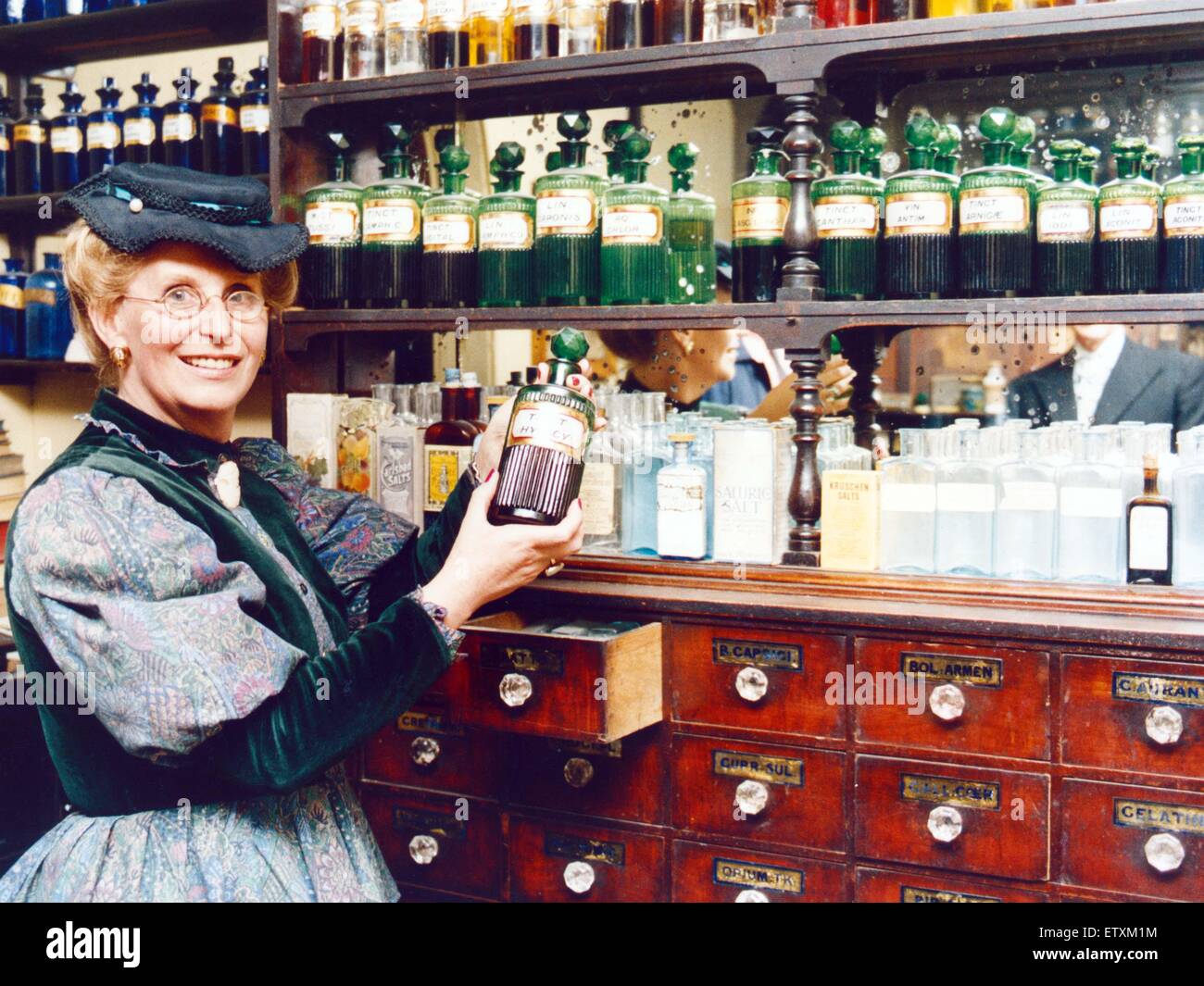 Il farmacista Margaret Pera, presidente del ramo di Teesside delle società farmaceutiche, ha fatto un passo indietro nel tempo come ha aperto fino a Preston Hall Museum di strada vittoriana per contrassegnare il centocinquantesimo anniversario dell'associazione. Il 25 giugno 1991. Foto Stock