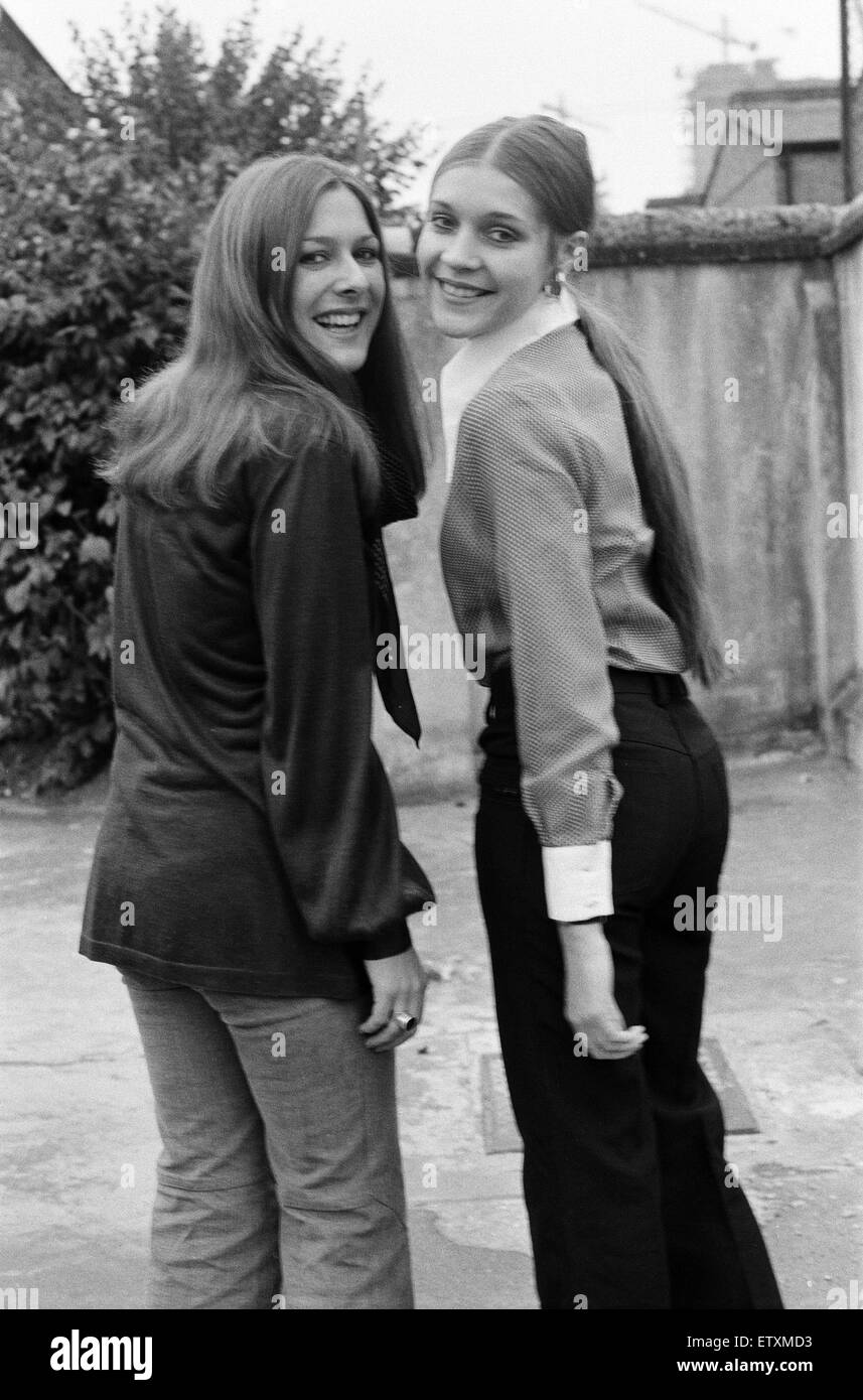 Lynda Bellingham, 24 e Judy Buxton, 22, vengono a giocare infermieri residenti nella nuova serie ATV 'General Hospital'. Il 28 settembre 1972. Foto Stock