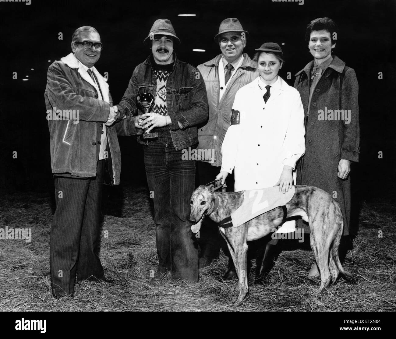 Cleveland Park coppa di Natale (da sinistra a destra) Howard Piller, Kevin Wright, Jimmy Robinson, Miss Smith, Onorevole Piller e vincendo il cane "r" da solista al Cleveland Park Stadium di Middlesbrough. 2 gennaio 1983 Foto Stock