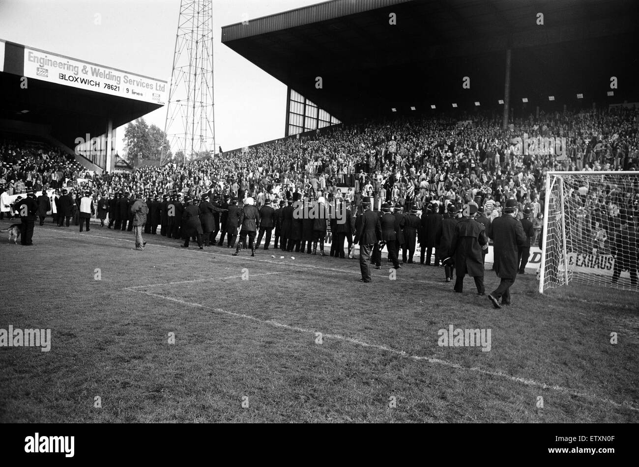 Aston Villa v Rangers corrispondono a Villa Park, che fu successivamente abbandonato dopo l invasione di campo. Il 9 ottobre 1976. Foto Stock