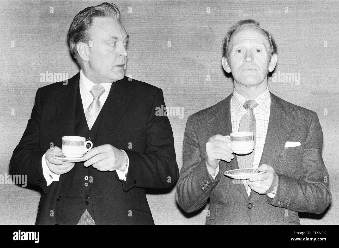 Due TV maggiordomi, Donald Sinden (sinistra) " Robert' in LWT 'due società dell' e Gordon Jackson, 'Mr Hudson " da LWT 'al piano di sopra al piano di sotto" rappresentano per la nostra fotocamera. Xii Marzo 1978 Foto Stock