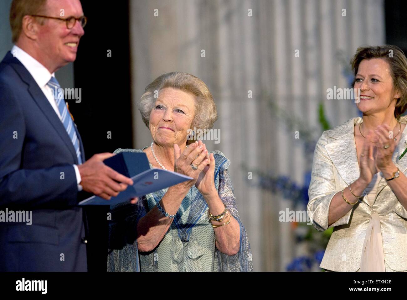Amsterdam, Paesi Bassi. 16 Giugno, 2015. Dutch Princess Beatrix (C) con le mani su i garofani di argento del principe Bernhard Cultura Fondo Anninga Hib (L) nel palazzo reale di Amsterdam, 16 giugno 2015. Credito: dpa picture alliance/Alamy Live News Foto Stock