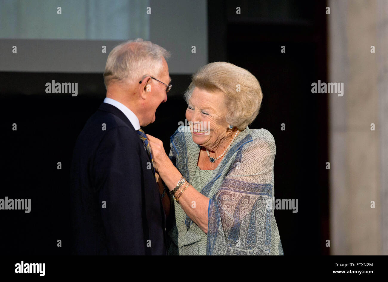 Amsterdam, Paesi Bassi. 16 Giugno, 2015. Dutch Princess Beatrix mani oltre l'argento garofani del Prince Bernhard Fondo di Cultura a Herman Lubberding nel palazzo reale di Amsterdam, 16 giugno 2015. Credito: dpa picture alliance/Alamy Live News Foto Stock
