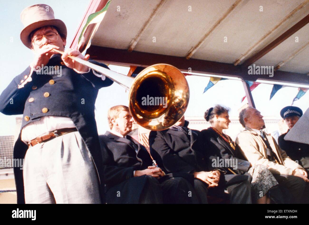 Ian Dewar di Yarm suona il corno postale per contrassegnare l'inizio del 'a cavallo della fiera' a Yarm. Il 19 ottobre 1991. Foto Stock