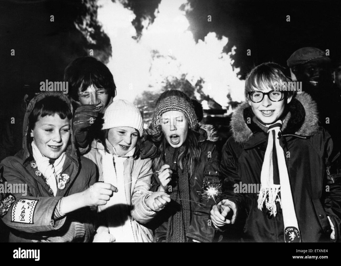 Notte dei falò al Victoria Park, Smethwick, per (da sinistra a destra) Matthew Jones, Chris Davies, Jennine Jones, Tracey Lissamore e Peter Johns. 5 Novembre 1980 Foto Stock