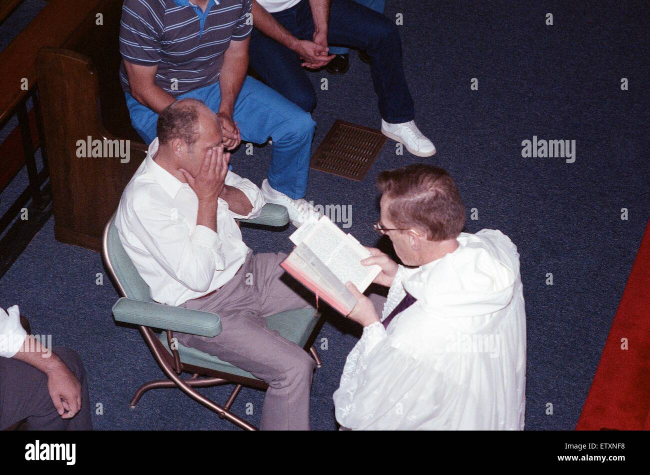 William Ramsey da Southend-on-Sea nel Regno Unito essendo exorcised dal Vescovo Robert McKenna a "Nostra Signora della Cappella del Rosario" di Monroe, Fairfield County, Connecticut, Stati Uniti d'America. Il 28 luglio 1989. Foto Stock