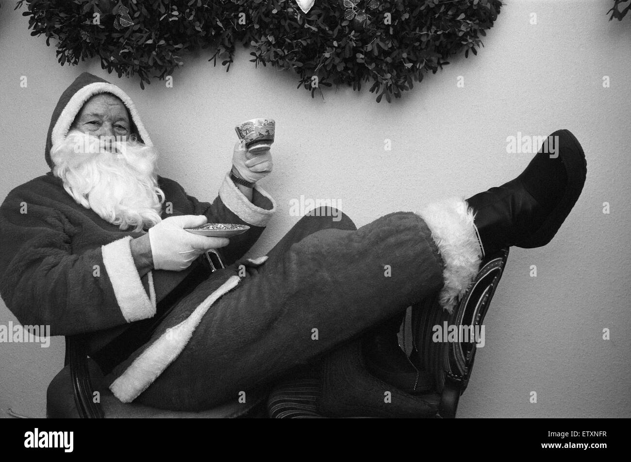 Babbo Natale con una tazza di tè nella sua grotta di Birmingham. Il 23 Dicembre 1988 Foto Stock