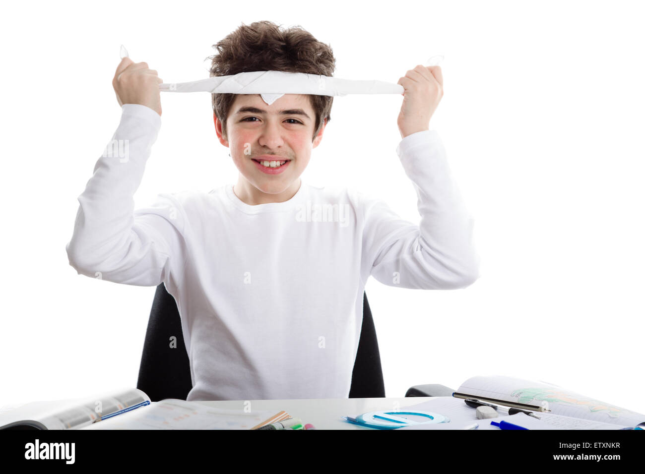Prima di fare i compiti di scuola, bello ragazzo caucasico è sempre sorridente e legatura attorno a fronte di un fazzoletto bianco come la banda di solito usato per il giapponese kamikaze durante la Seconda Guerra Mondiale. Foto Stock