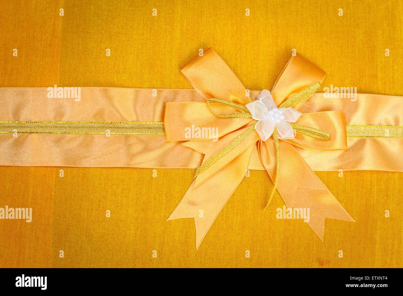 Abstract ribbon bow su tessuto sfondo. Foto Stock