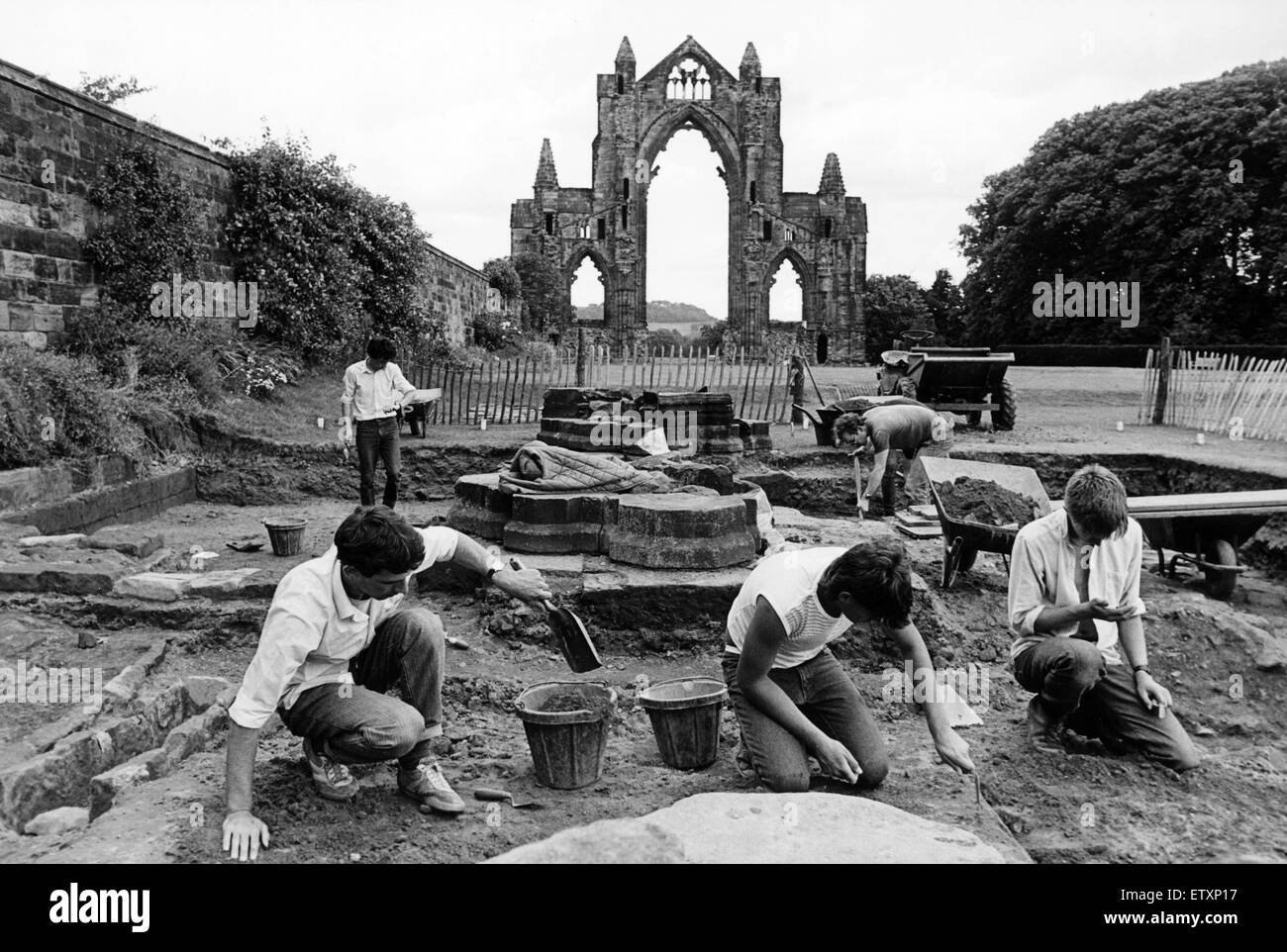 Lavori di scavo a Guisborough Priory. Il 6 settembre 1985. Foto Stock