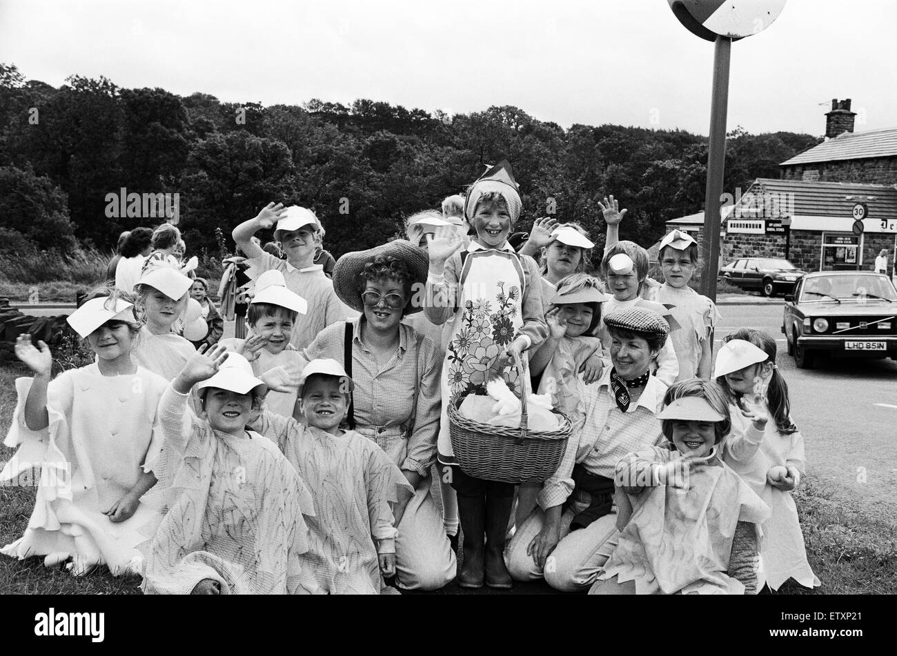 Godersi il divertimento di Denby Dale carnevale è "la moglie di un agricoltore' Jemma Sargeson - con alcuni dei giovani " pulcini " da Gilthwaites prima scuola e un paio di aiutare 'farmhands'. Hade fascia di bordo ha portato la sfilata da Gilthwaites Lane per il cricket ground, dove Foto Stock