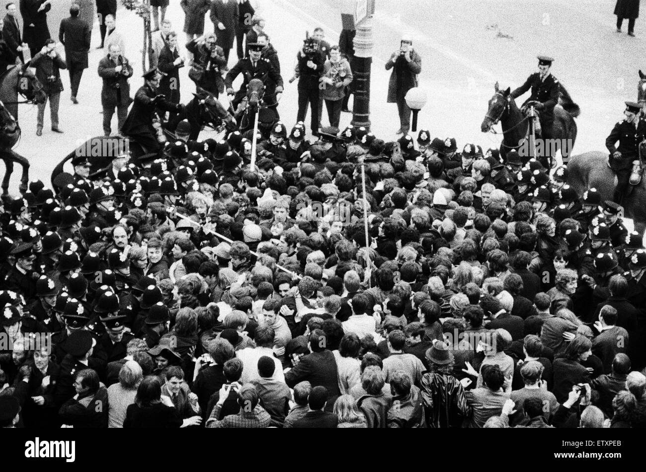 Anti guerra del Vietnam rally, Grosvenor Square, Londra. 27 ottobre 1968. Foto Stock