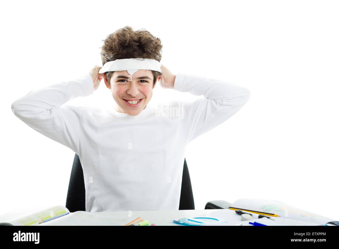 Prima di fare i compiti di scuola, bello ragazzo caucasico è sempre sorridente e legatura attorno a fronte di un fazzoletto bianco come la banda di solito usato per il giapponese kamikaze durante la Seconda Guerra Mondiale. Foto Stock