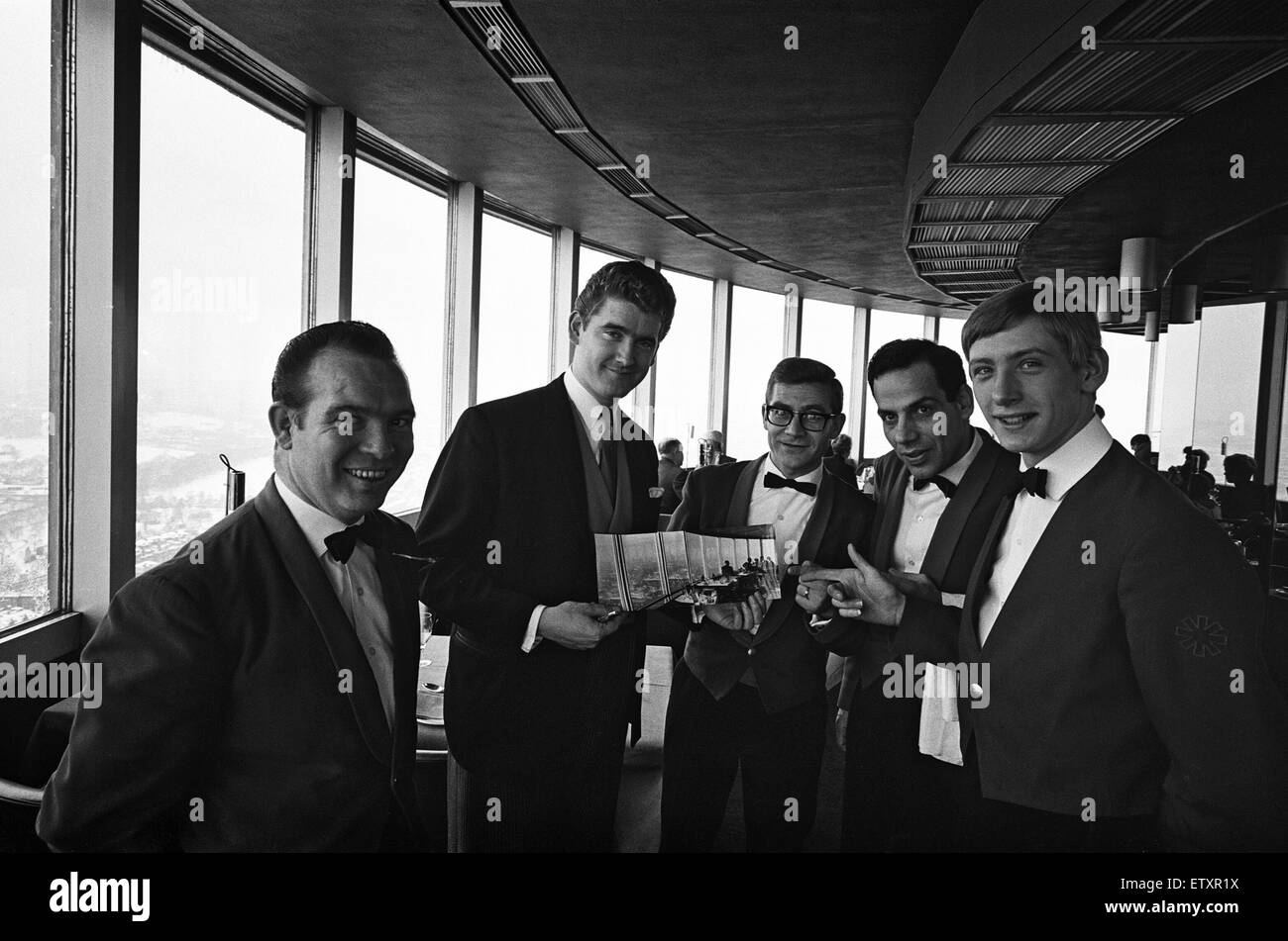 Il London G.P.O Ristorante Tower che è molto simile al ristorante a Mosca della torre radio. Signor Gustav, il gestore del ristorante detiene una foto della mosca ristorante girevole e mostra che i camerieri. 9 gennaio 1968. Foto Stock