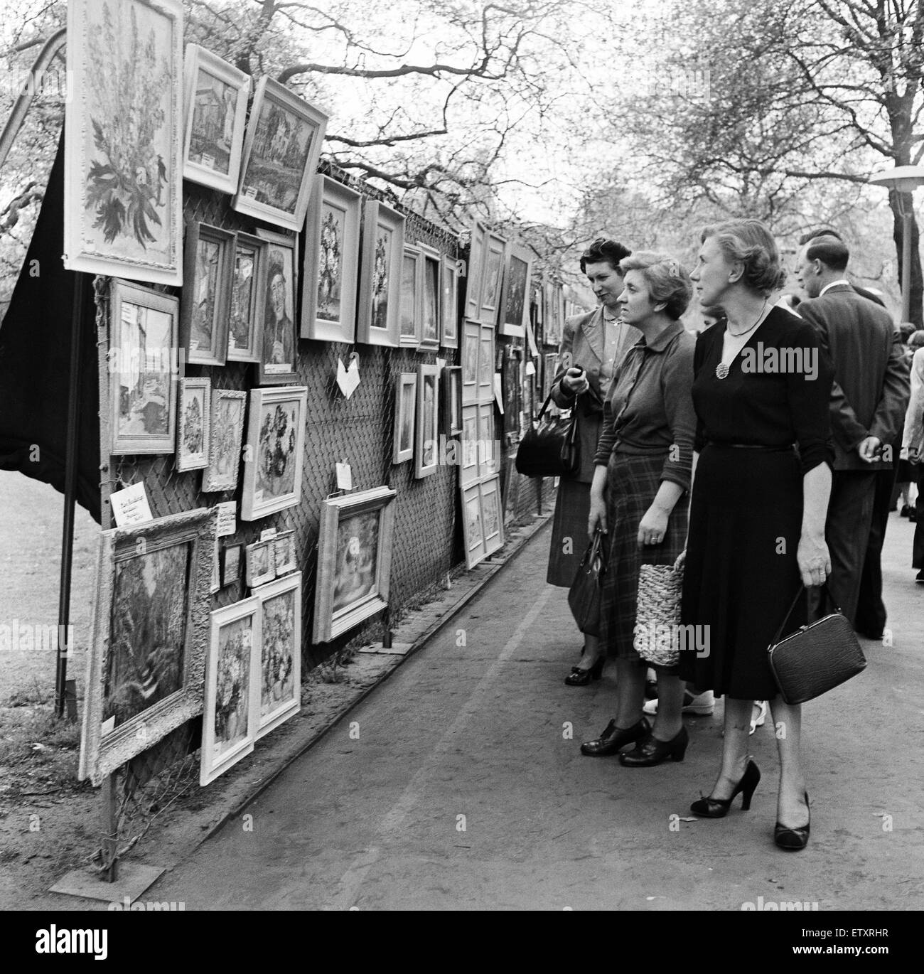 Una mostra di pittura presso il Victoria Embankment Gardens. Londra, 12 maggio 1954. Foto Stock