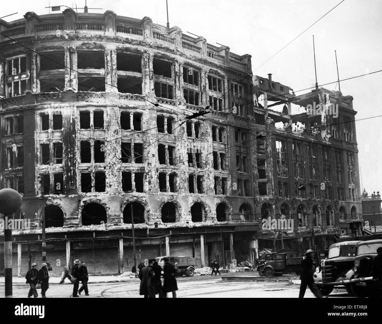 La seconda guerra mondiale, può Blitz in Liverpool. Il guscio di Lewis's edificio che in precedenza quel giorno fosse stato affollato con gli acquirenti. Il 3 maggio 1941. Foto Stock