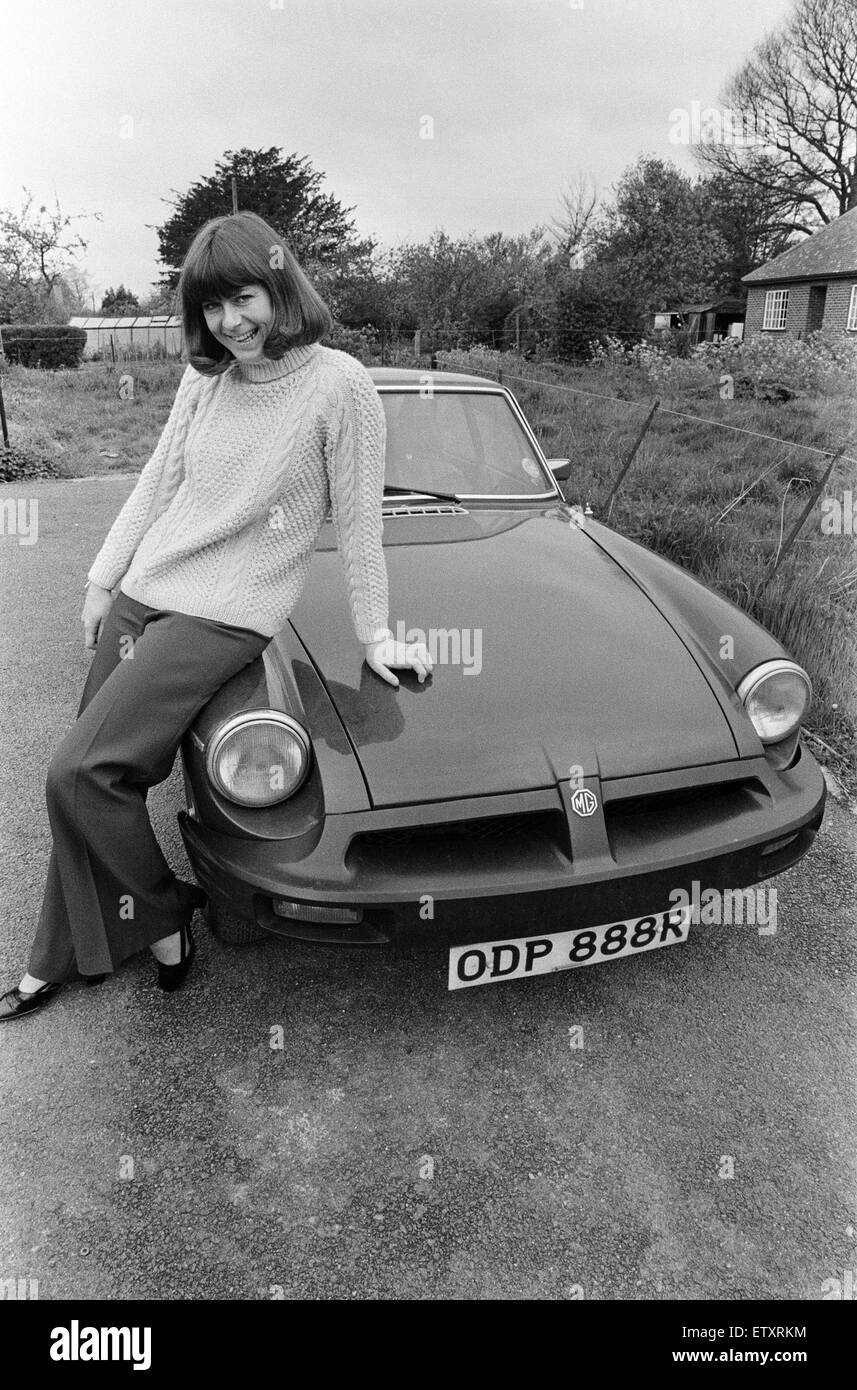 Pam Ayres pone accanto a lei MGB auto sportiva. Il 12 maggio 1977. Foto Stock