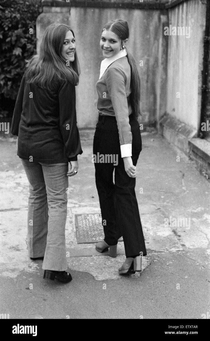 Lynda Bellingham, 24 e Judy Buxton, 22, vengono a giocare infermieri residenti nella nuova serie ATV 'General Hospital'. Il 28 settembre 1972. Foto Stock