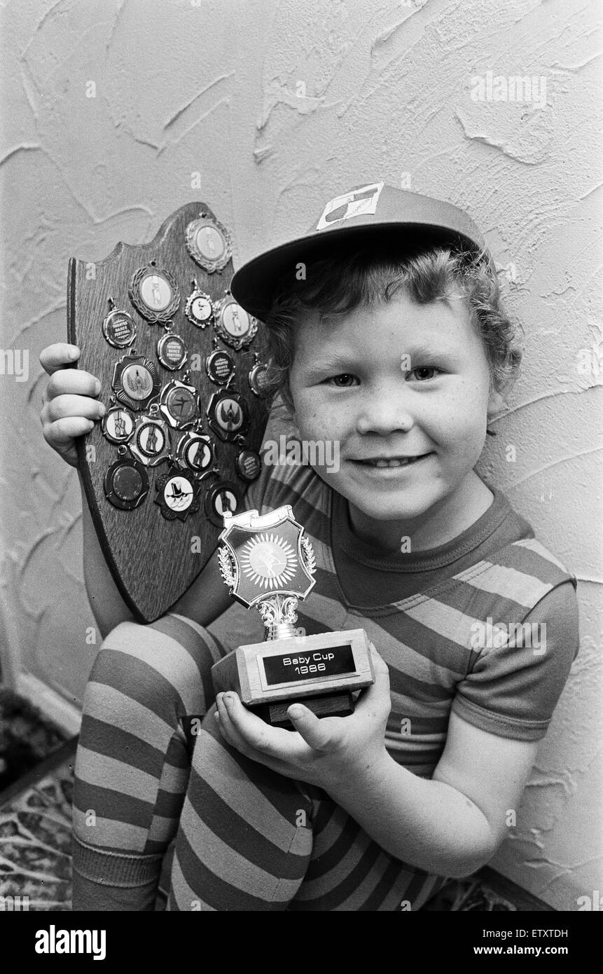 Dancing Days... Cinque anni Scott Armstrong ha vinto 18 medaglie e trofei di cinque in appena due anni di danza competitivo. Scott, di Chestnut Street, Sheepridge, ha partecipato a Huddersfield's Audrey Spencer scuola di danza in quanto egli era di due. Il suo ultimo tr Foto Stock