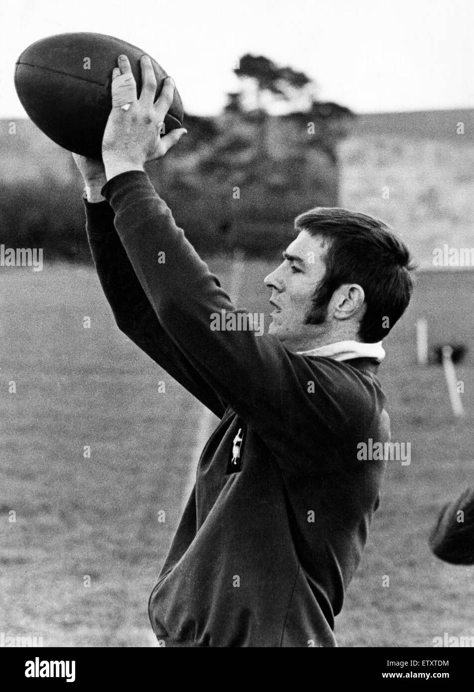 Il Galles internazionale di rugby union player John Bevan di Cardiff, mostrato durante il corso di formazione a Bridgend. Novembre 1970. Foto Stock