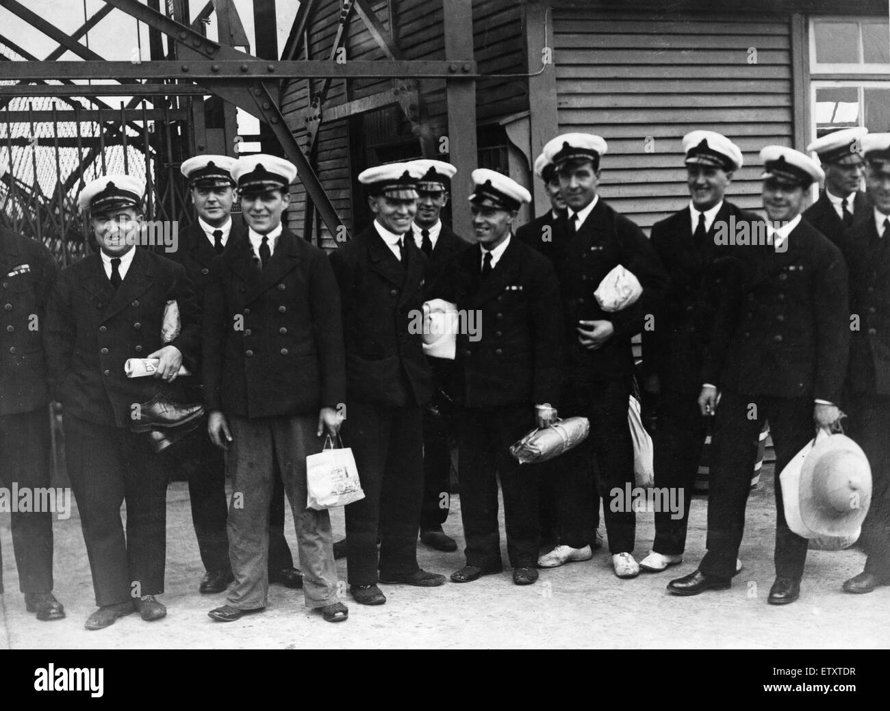 Alcuni dei trenta sette membri dell equipaggio e cinque ufficiali della R101 dirigibile visto qui attorno al bordo del malato volo stregate a Cardington il 4 ottobre 1930. In aggiunta all'equipaggio del volo effettuato sei funzionari della Royal dirigibile funziona e sei passenge Foto Stock