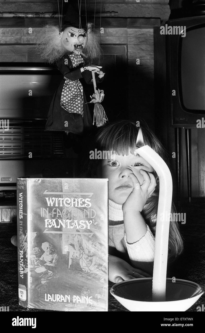 Lisa Batty in Halloween immagine di Birmingham West Midlands. Il 30 ottobre 1975 Foto Stock