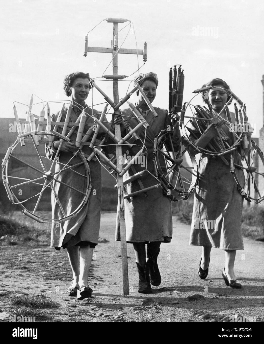 Tre donne con Catherine ruote ottenere pronto per il mese di novembre in quinta in Birmingham West Midlands. 1 Novembre 1957 Foto Stock