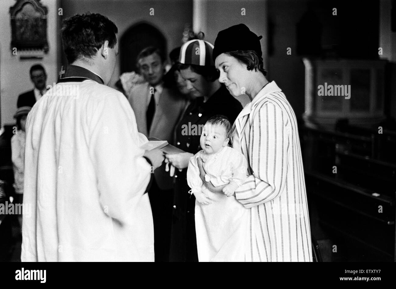 La cerimonia di battesimo di Jane Fionulla Marion Milligan, figlio di Spike Milligan e Paddy Milligan. Nella foto azienda Jane è Anne Farrar (Paddy's sorella), uno dei padrini. Finchley Albans Chiesa, Londra. Il 26 giugno 1966. Foto Stock