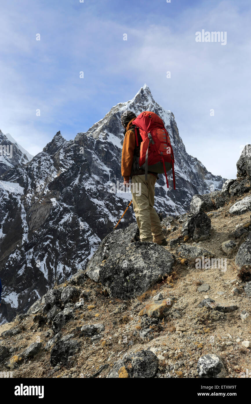 Lo Sherpa nepalese walking guide, Pheriche village, campo base Everest trek, Sito Patrimonio Mondiale dell'UNESCO, il Parco Nazionale di Sagarmatha, Foto Stock