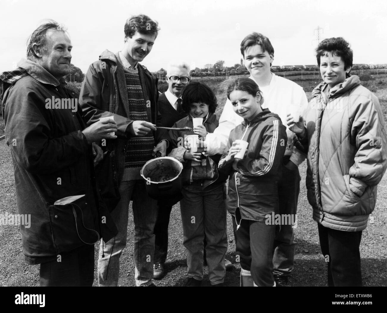I visitatori di Billingham Beck Valley prova le delizie della zuppa di ortica. A piedi leader Alex Weir (seconda a sinistra) e l'assistente operaio Howard Ward (terza a sinistra) sono raffigurate le incavature la nostra minestra per alcuni dei camminatori. Il 4 giugno 1990. Foto Stock