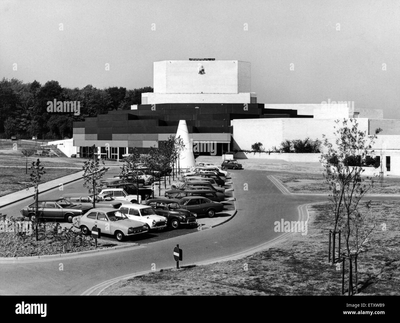 Vista esterna del Warwick Arts Centre presso l'Università di Warwick. Agosto 1976. Foto Stock
