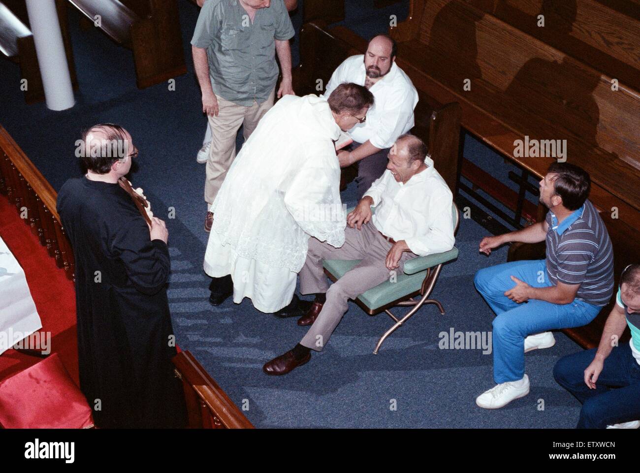 William Ramsey da Southend-on-Sea nel Regno Unito essendo exorcised dal Vescovo Robert McKenna a "Nostra Signora della Cappella del Rosario" di Monroe, Fairfield County, Connecticut, Stati Uniti d'America. Il 28 luglio 1989. Foto Stock